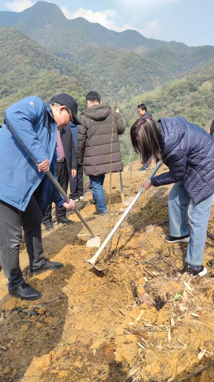 碳惠山?！ば雍糜心恪疤蓟蒎\旗”醫(yī)患共植“滬明杏林”活動